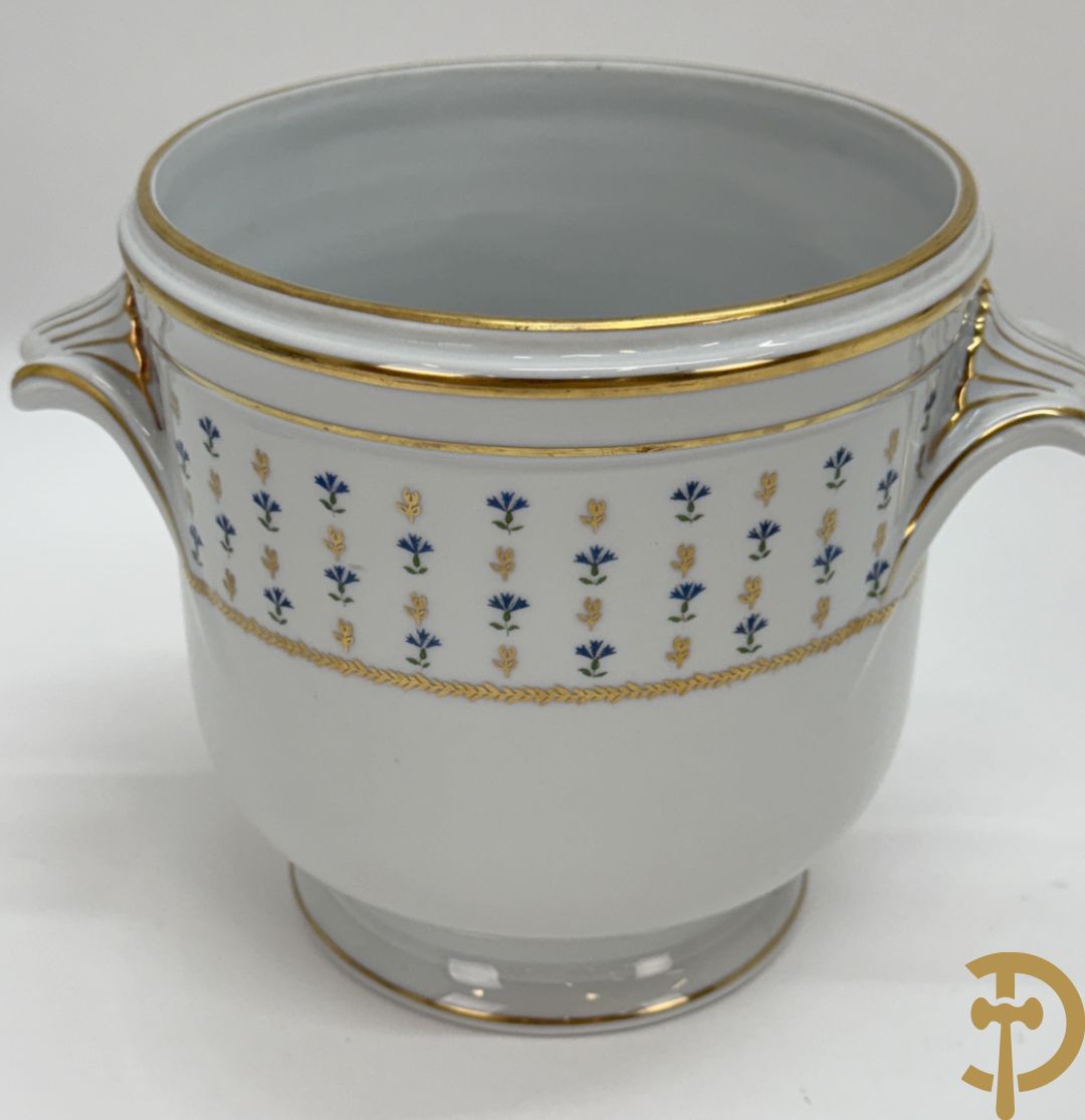 Mooi lot Limoges porselein bestaande uit grote en kleine Medici vaas met bloemendecor, 3 cache pots, bord, 2 coupes, Tas en schoteltje (9 stuks in totaal)