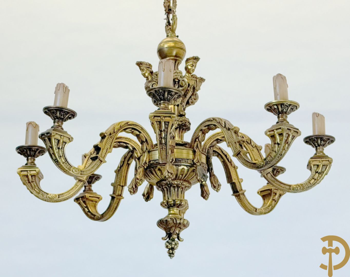 Bronzen achtarmige mazarin luchter met ridderhoofden en accanthusranken