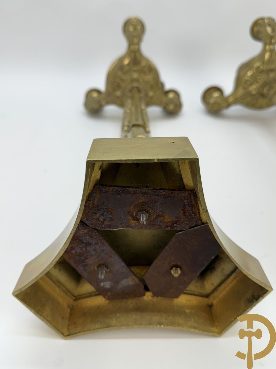 Paar bronzen 3-armige Empire kandelaars met flambeau bekroond