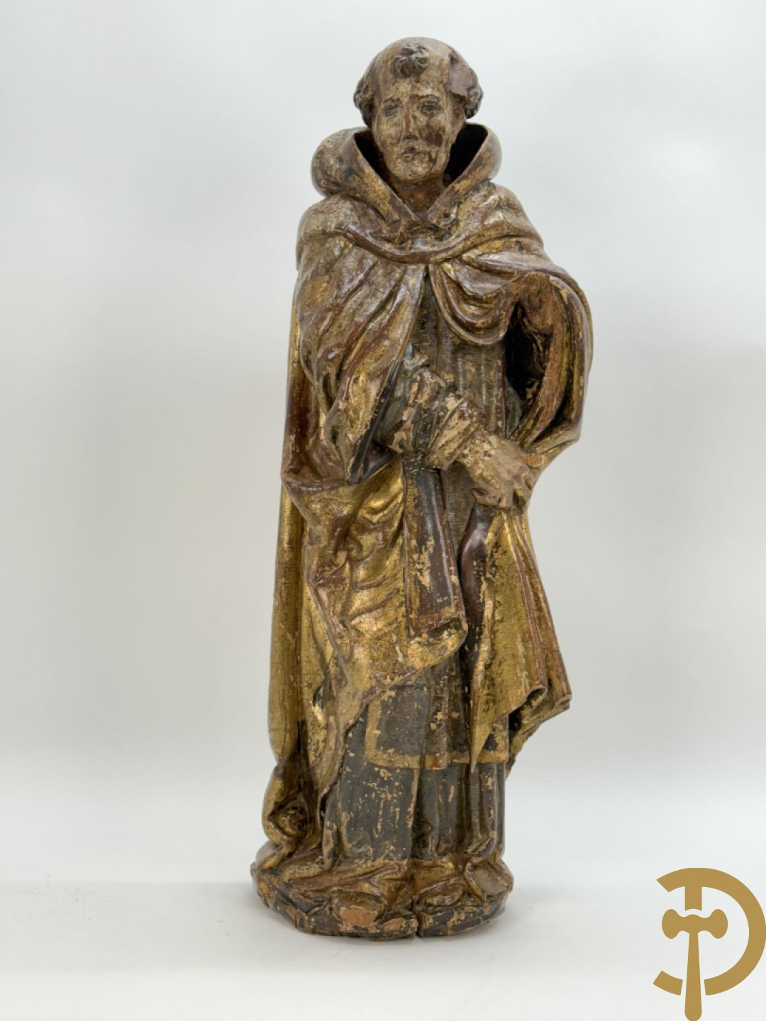Gepolychromeerde houtsculptuur van man met mantel
