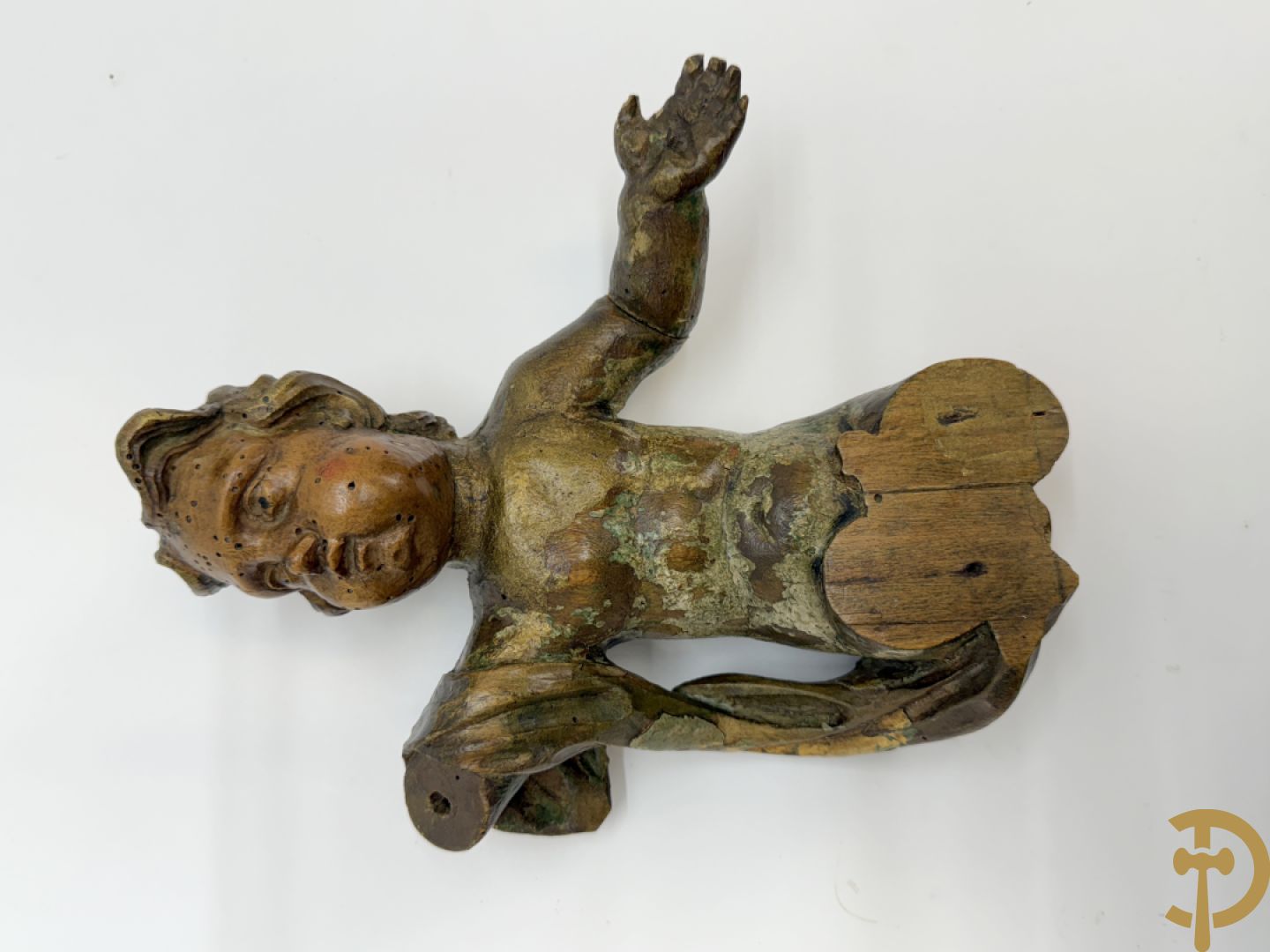 Drie houtgesculpteerde cupido