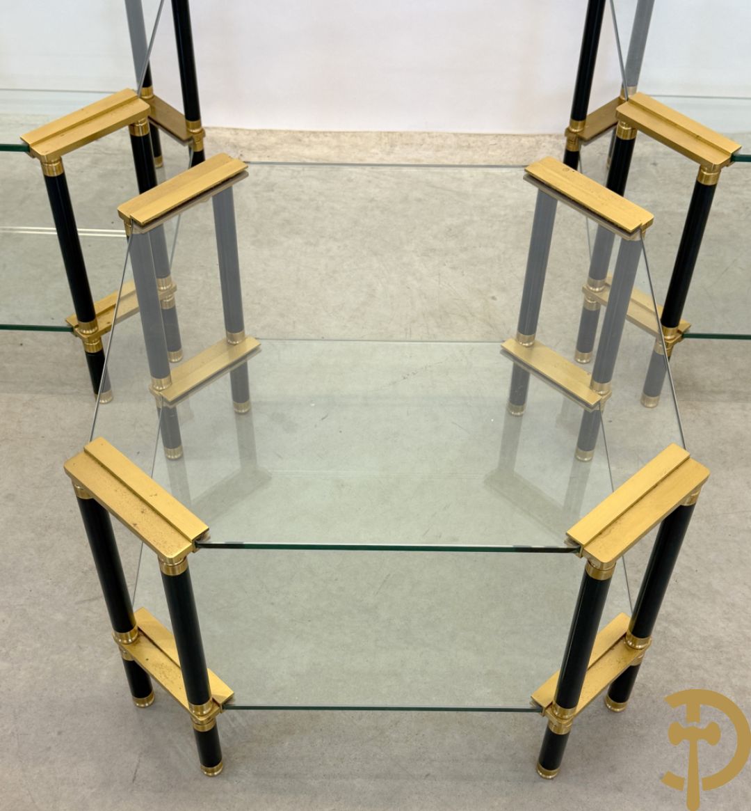 Vintage salontafel met glas en koperafwerking + 3 bijhorende vintage bijzettafels
