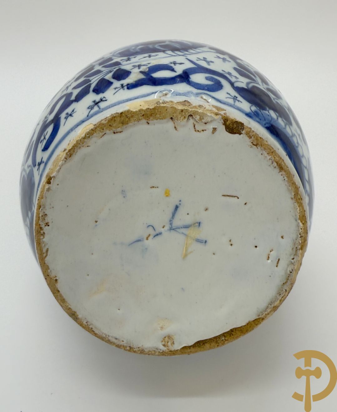 Twee Delftse blauw/wit schenkkannen met bloemendecor