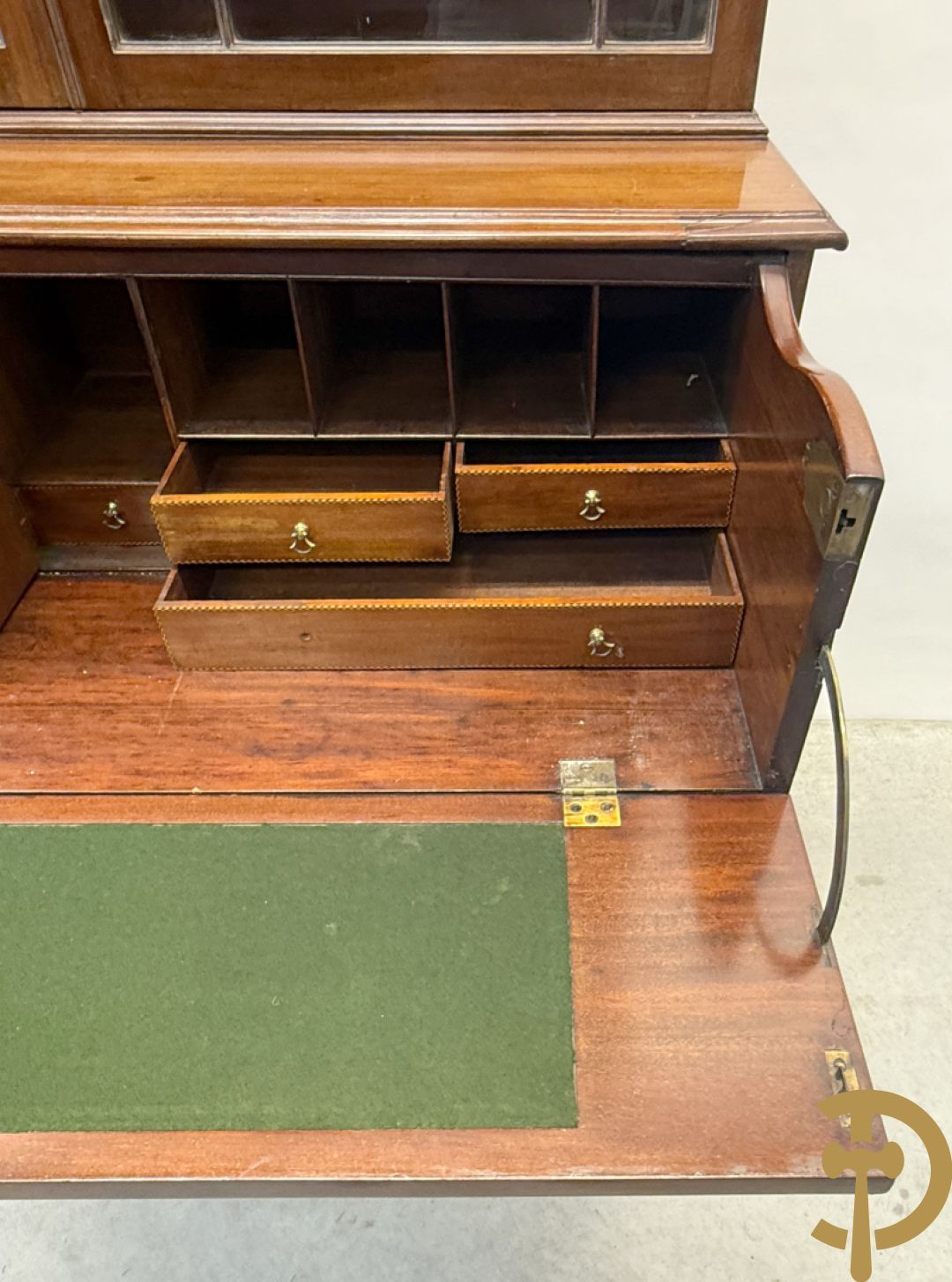 Engelse mahoniehouten secretaire met vitrine bovenaan, 19e