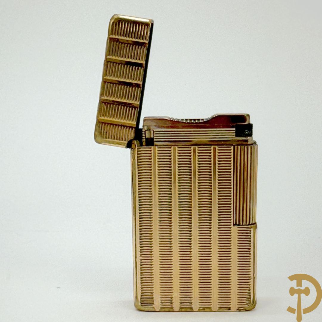 Vergulde aansteker S.T. Dupont met lijnmotieven, serienummer "954BEC" - in etui