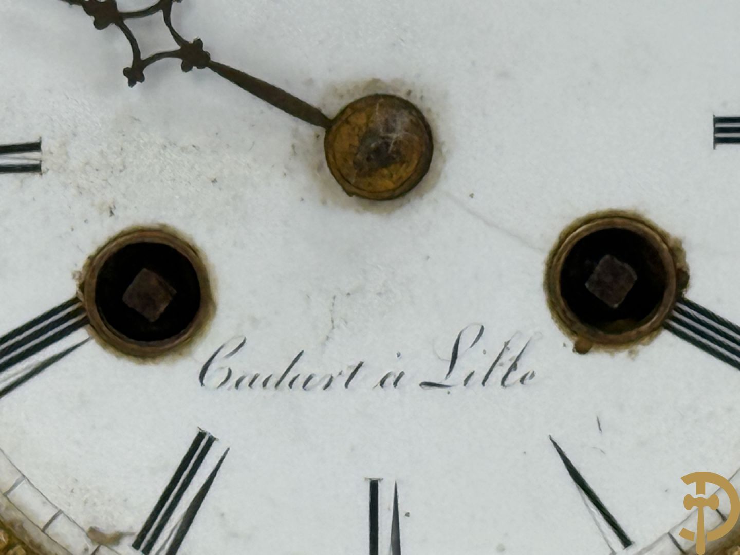 Vuurvergulde bronzen schouwpendule met musketier bekroond, getekend Cadart à Lille