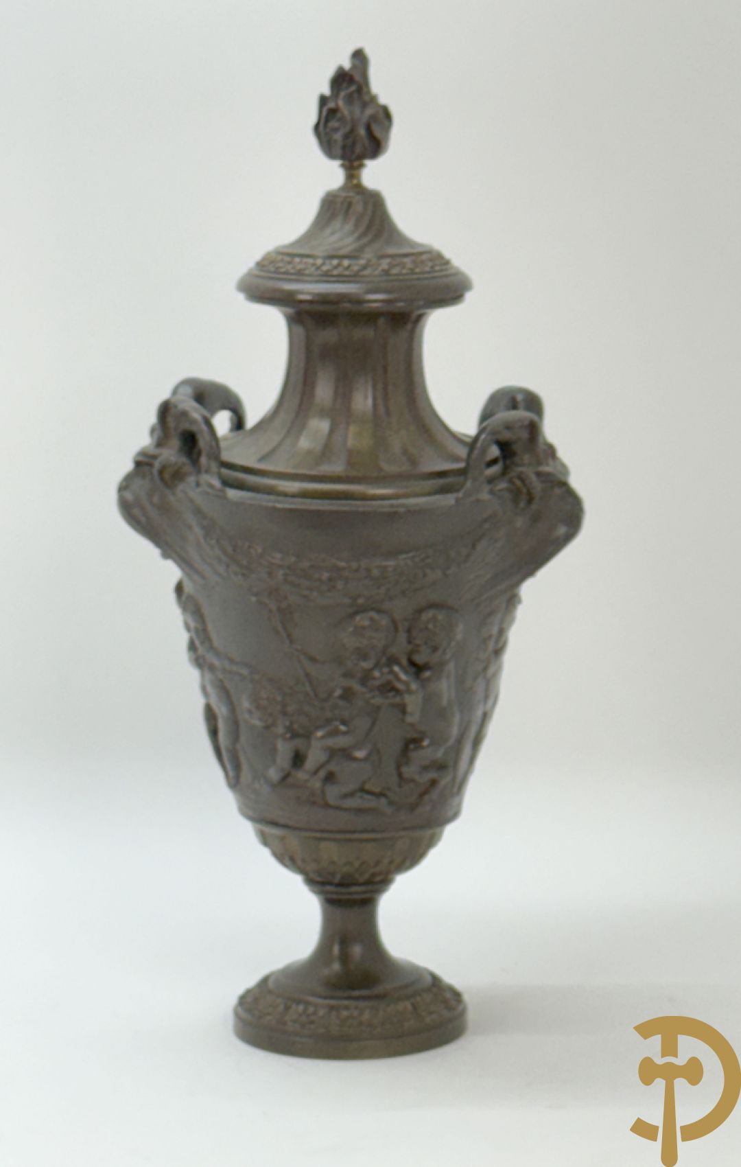 Bronzen cassolette met basrelief van cupido
