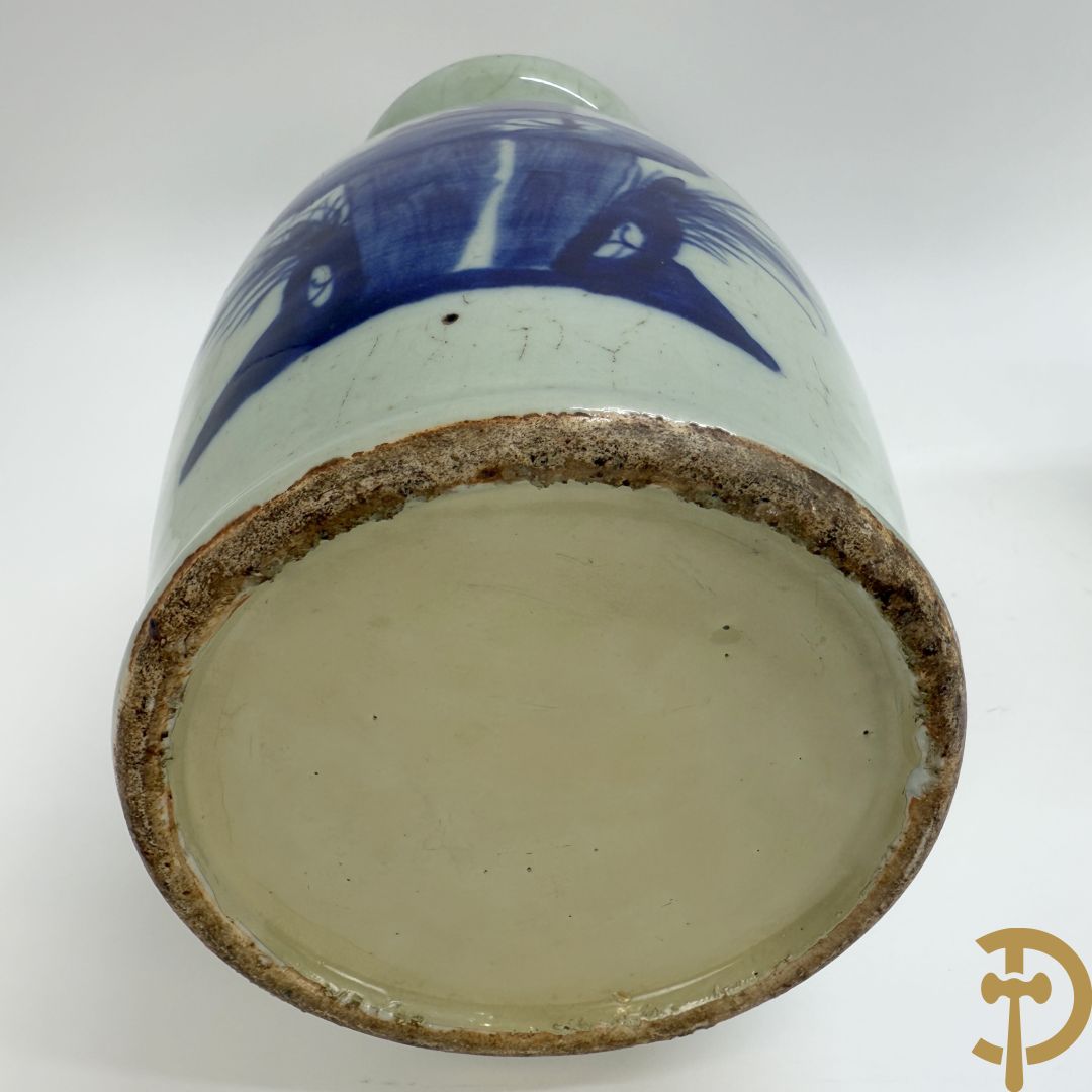 Paar Chinese porseleinen blauw/wit vazen met bloemendecor