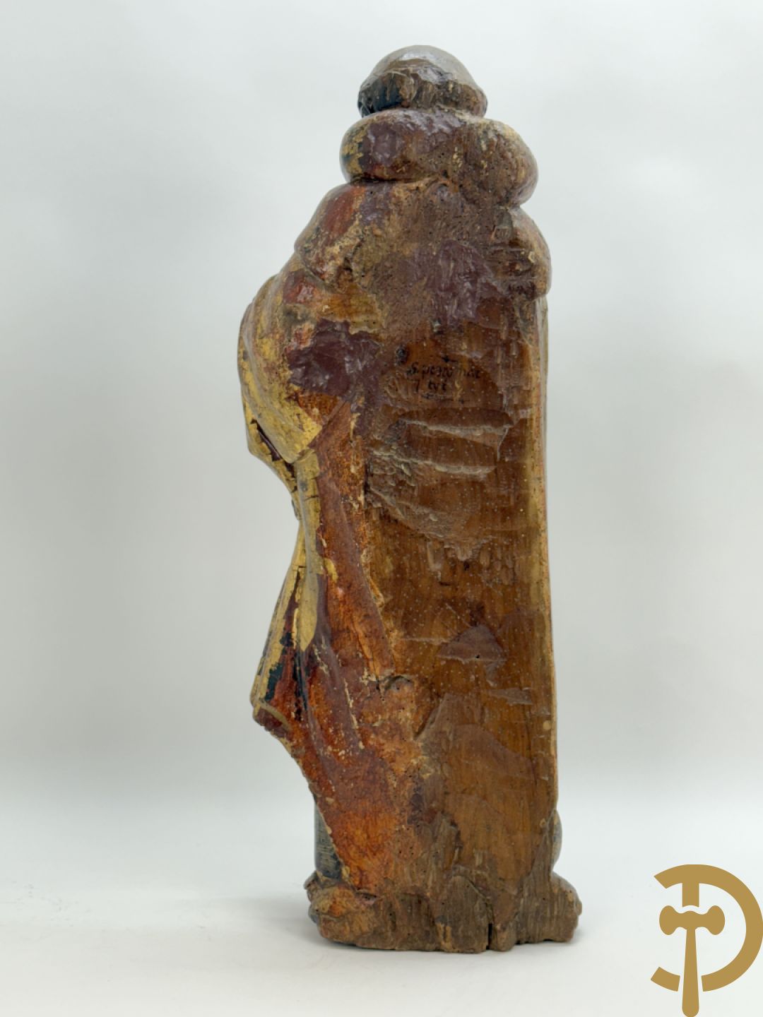 Gepolychromeerde houtsculptuur van man met mantel