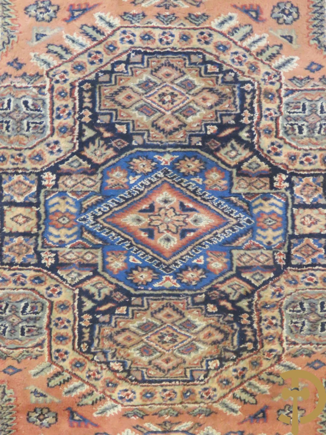 Oosters handgeknoopt tapijt met bloemenmotieven + Oosters handgeknoopt tapijt met geometrische motieven + Oosters handgeknoopt zijden tapijt met centrale fond en bloemenmotieven