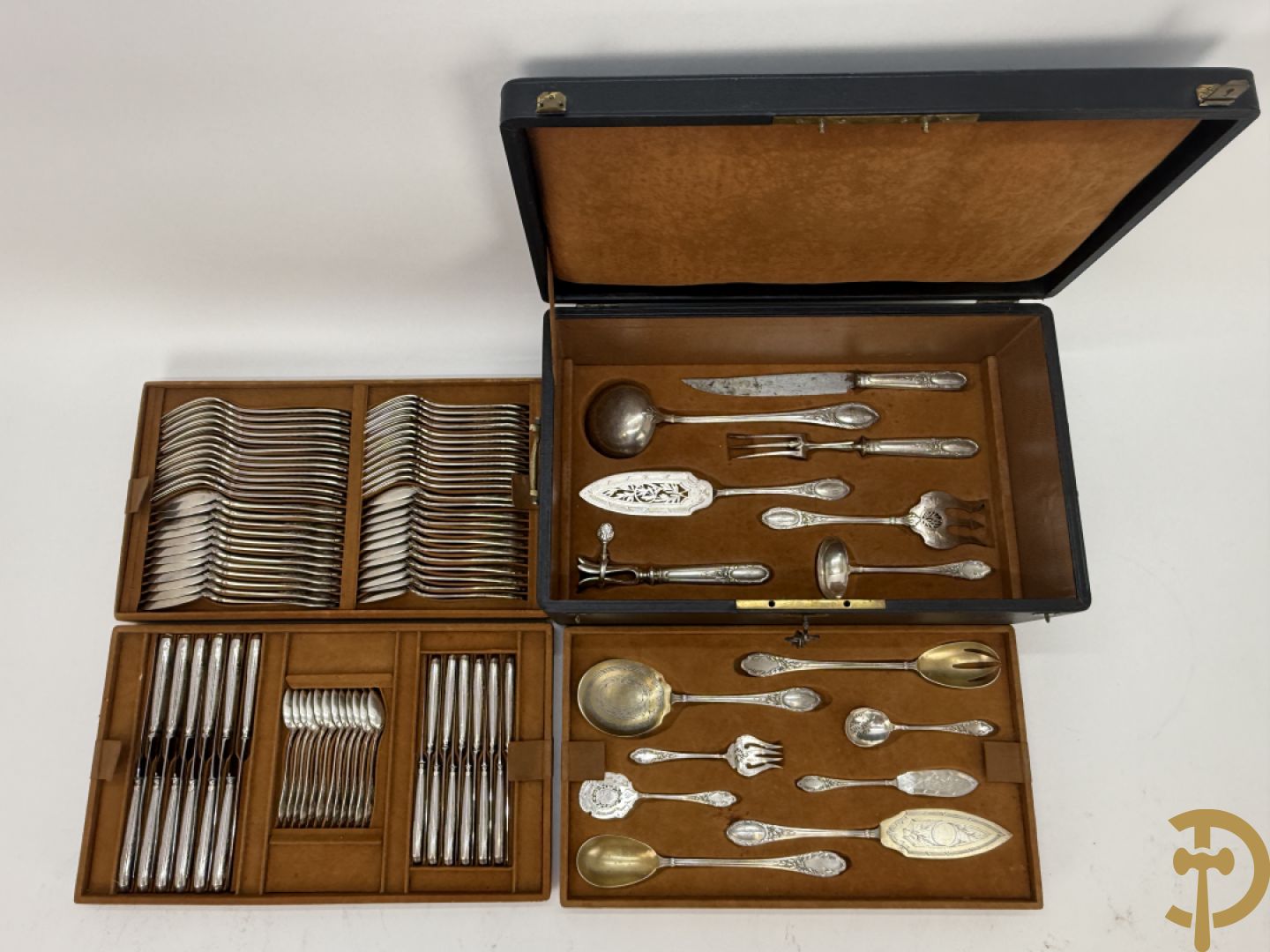 Massief zilveren bestek gedecoreerd met bladranken  in mooie koffer met leder bekleed, gemerkt HS (Henri Soufflot) - 19e 
12 vorken, 12 lepels, 12 messen, 12 dessertvorken, 12 dessertlepels, 12 dessertmessen, 12 koffielepels en 15 grote stukken, met initialen HM