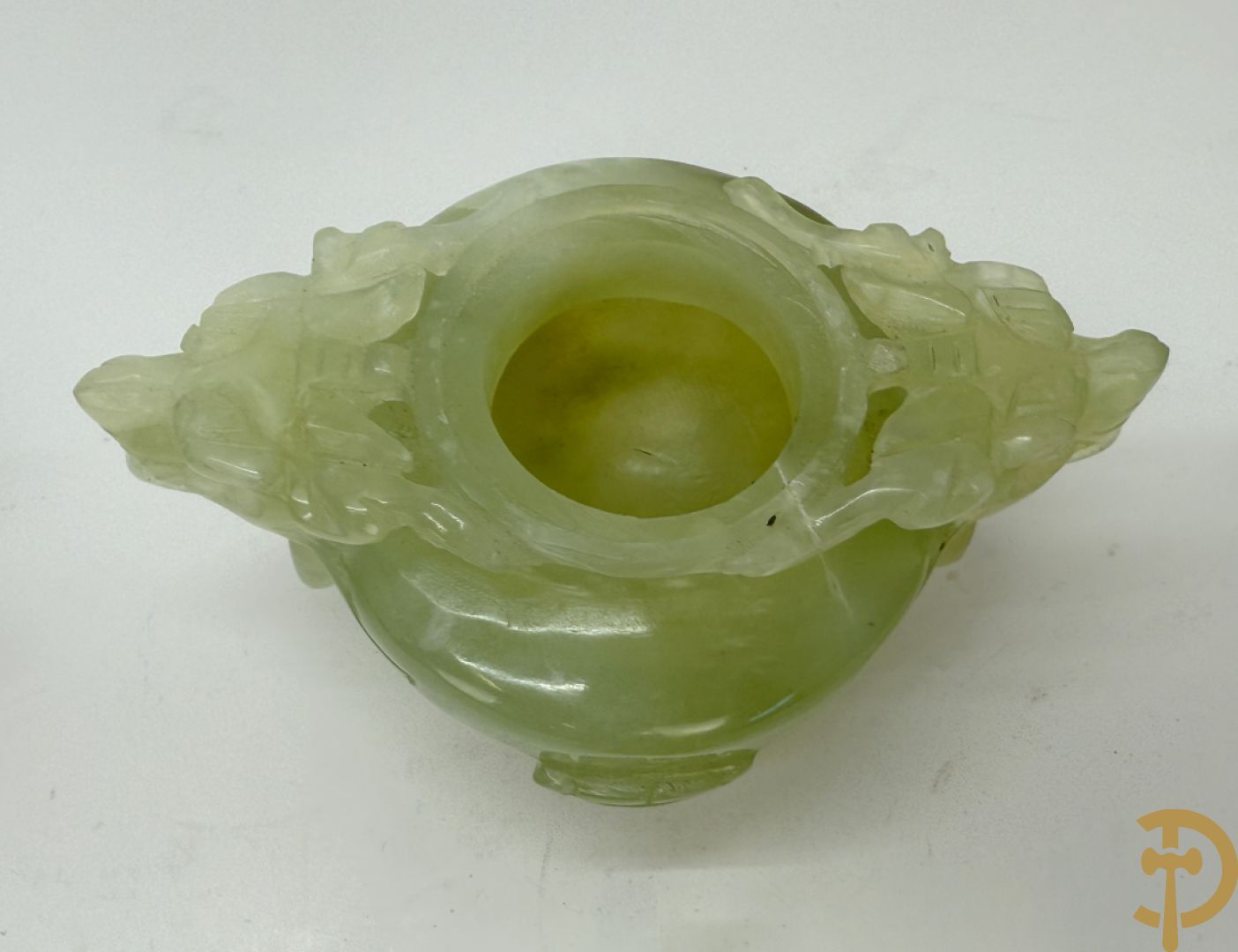 Drie Chinese handgesculpteerde urnes in gesteente met drakendecor (jade, amethist en fluoriet)