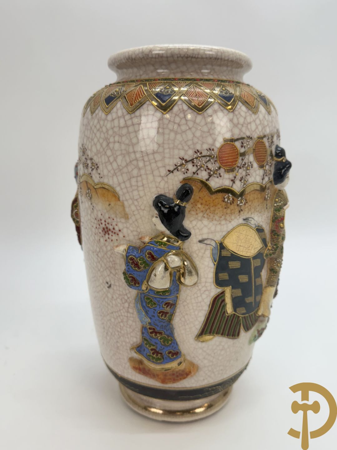 Paar Japanse Satsumat vazen met basrelief decor van gheisha