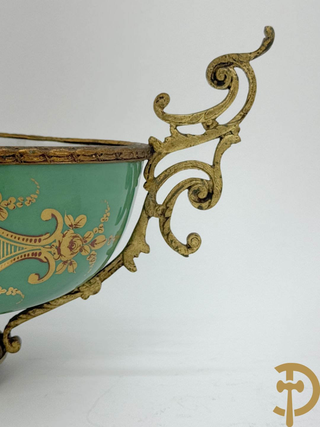 Sèvres cachepot met dubbel decor van handbeschilderde romantische dames en bloemendecor + cachepot in Frans porselein met bloemendecor gevat in bronzen houder + Limoges medici vaas met zwanehalzen