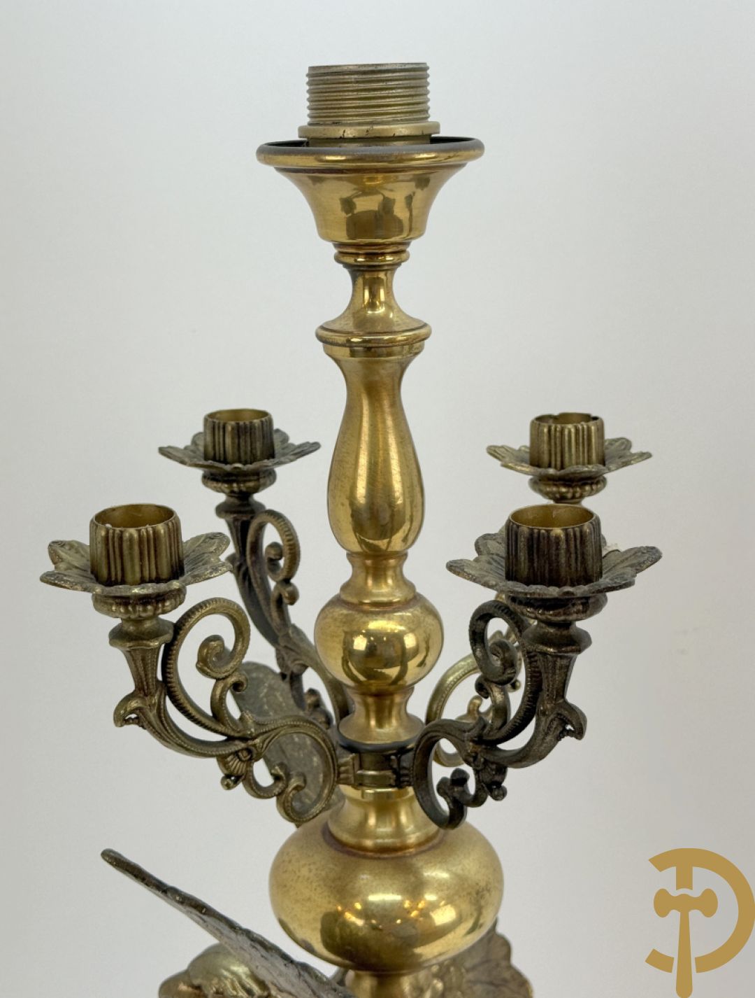 Paar vintage lampadaires met adelaar, bovenaan bekroond met 4 kaarsenhouders en lichtpunt