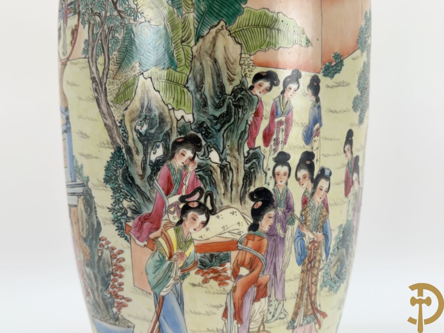 Chinese porseleinen vaas met geanimeerd decor van dames in tempels en landschap - omgebouwd als lampadaire
