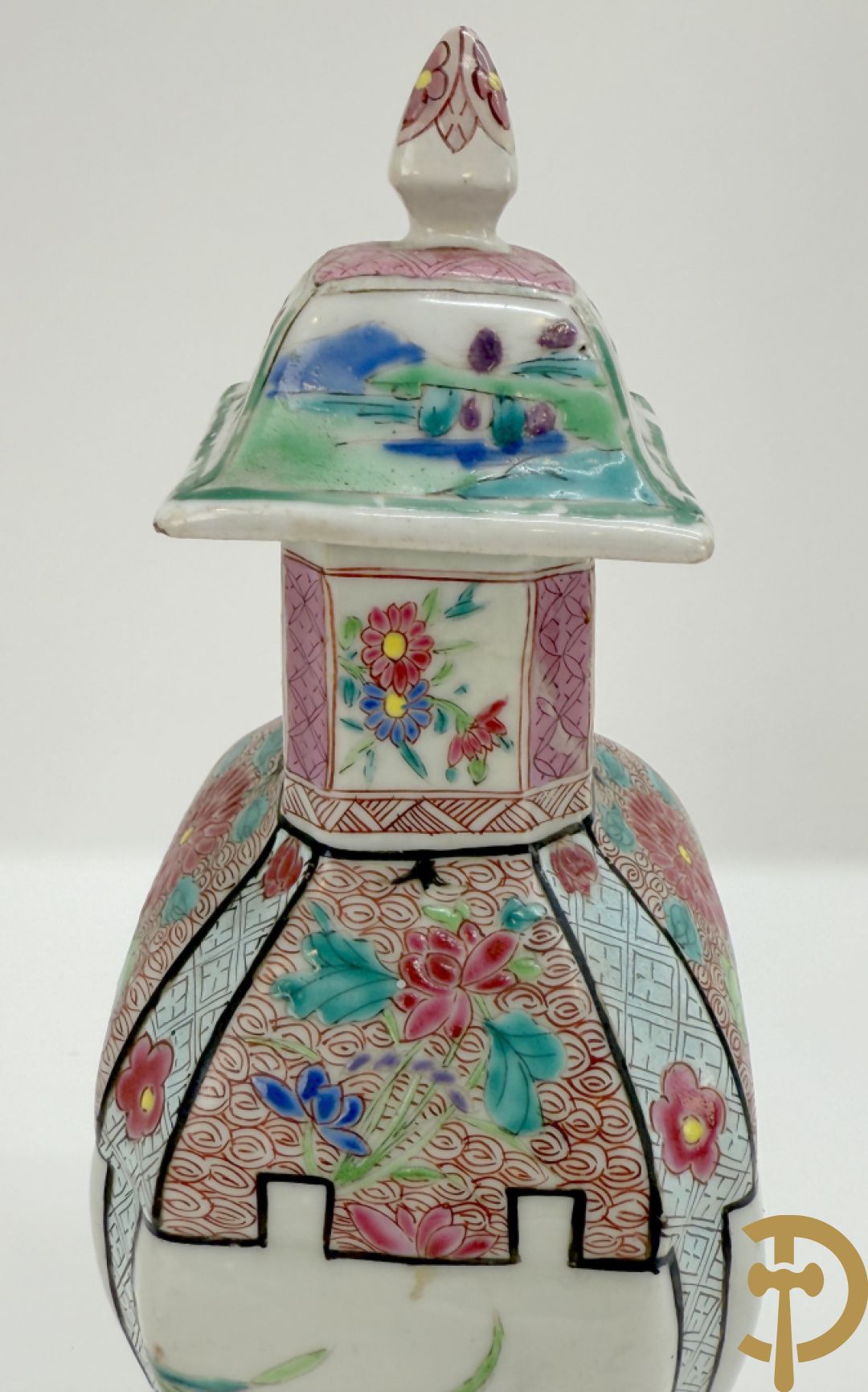 Chinese porseleinen ballustervormige vaas, King Long  + 2 porseleinen bordjes met bloemendecor + 2 bordjes met vazen- en bloemendecor + kopje en schoteltje Imari + dekselpotiche met vogel en bloemendecor