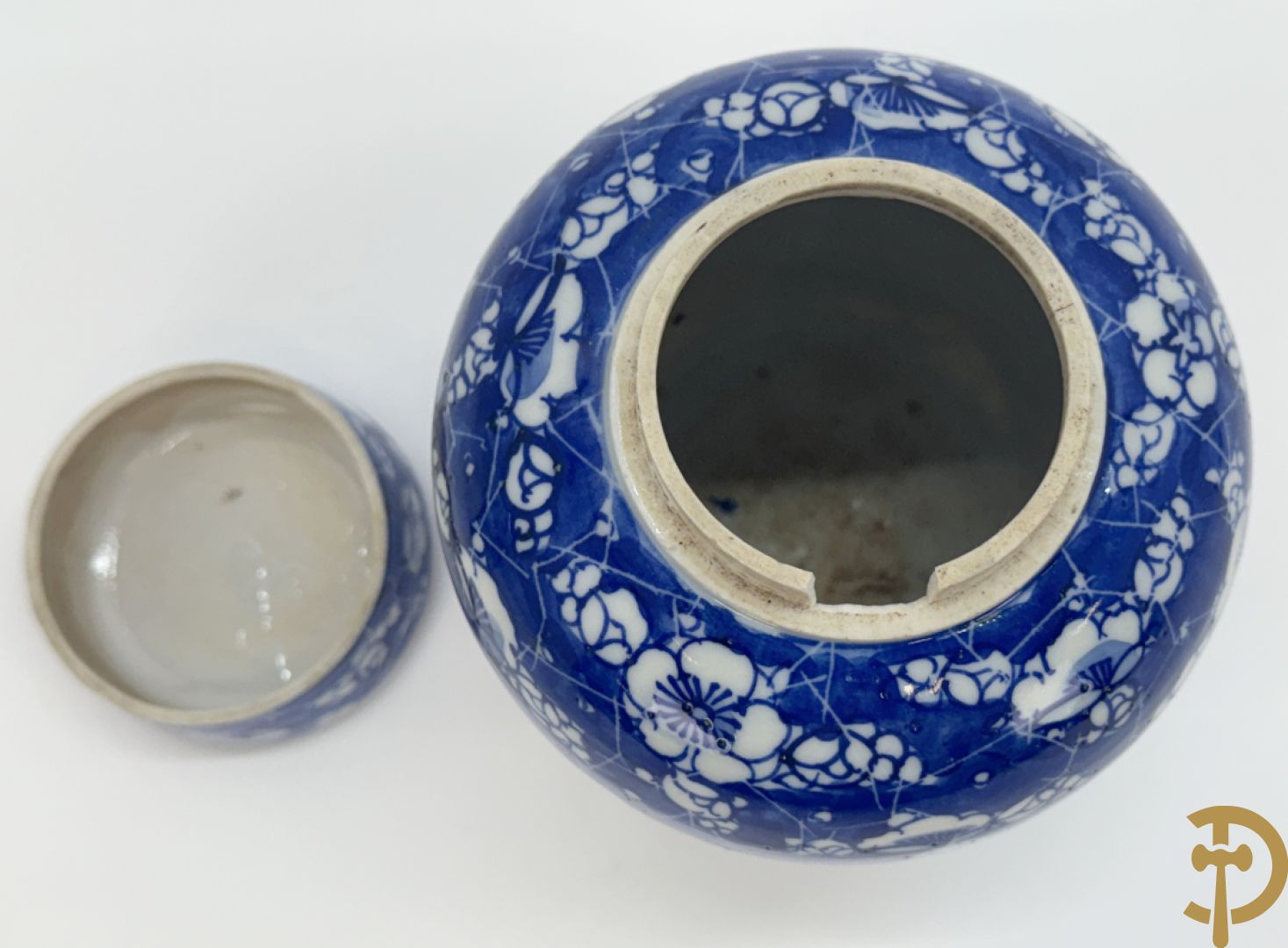 Paar Chinese porseleinen dekselvazen met bloemen- en  hanendecor + Chinese blauw/witte porseleinen gemberpot
