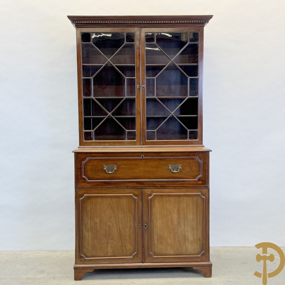 Engelse mahoniehouten secretaire met vitrine bovenaan, 19e