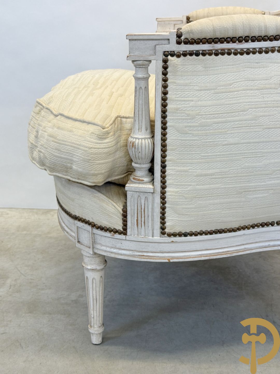 Paar wit gemonochromeerde bergères Louis XVI stijl + bijzettafeltje met lade op voluutvormige pootjes