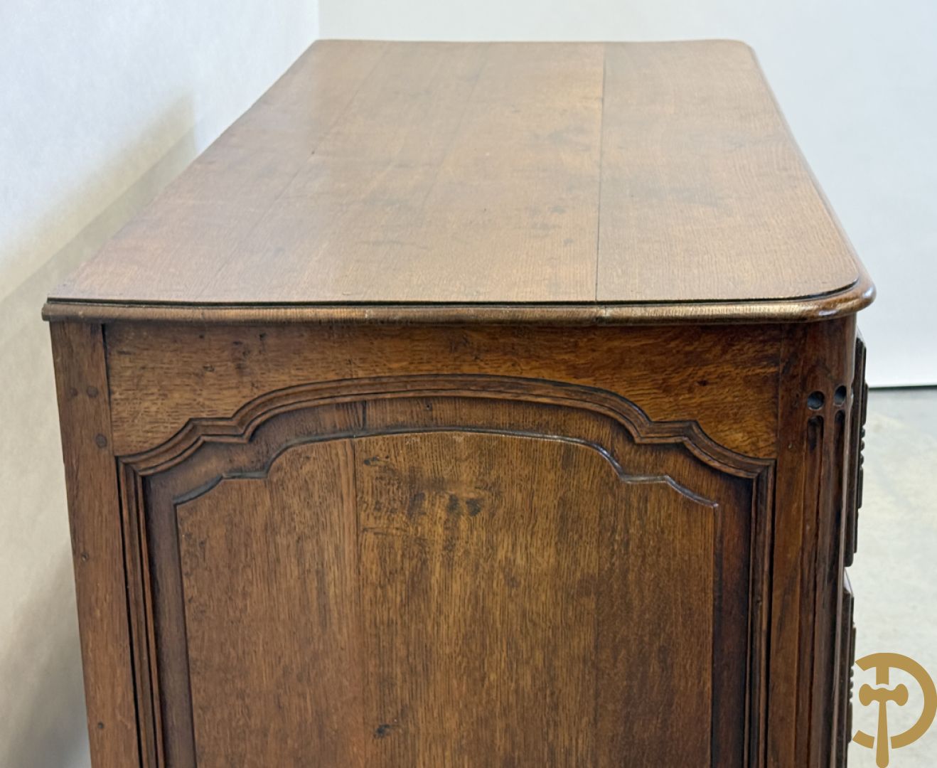 Massief eiken drieladencommode met afgeronde gecanneleerde stijlen, 19e