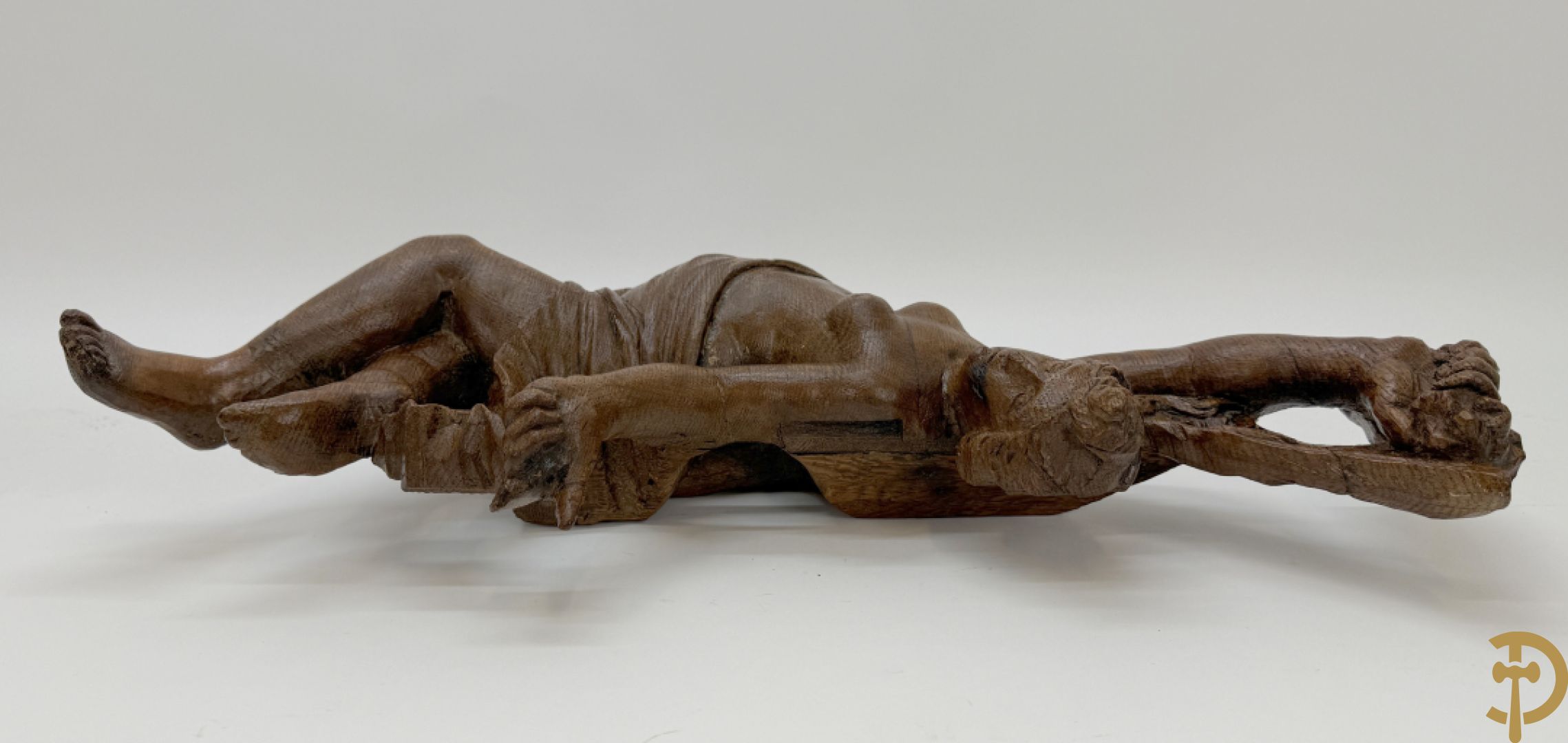 Paar houtgesculpteerde engelen als fragmenten uit een groter geheel