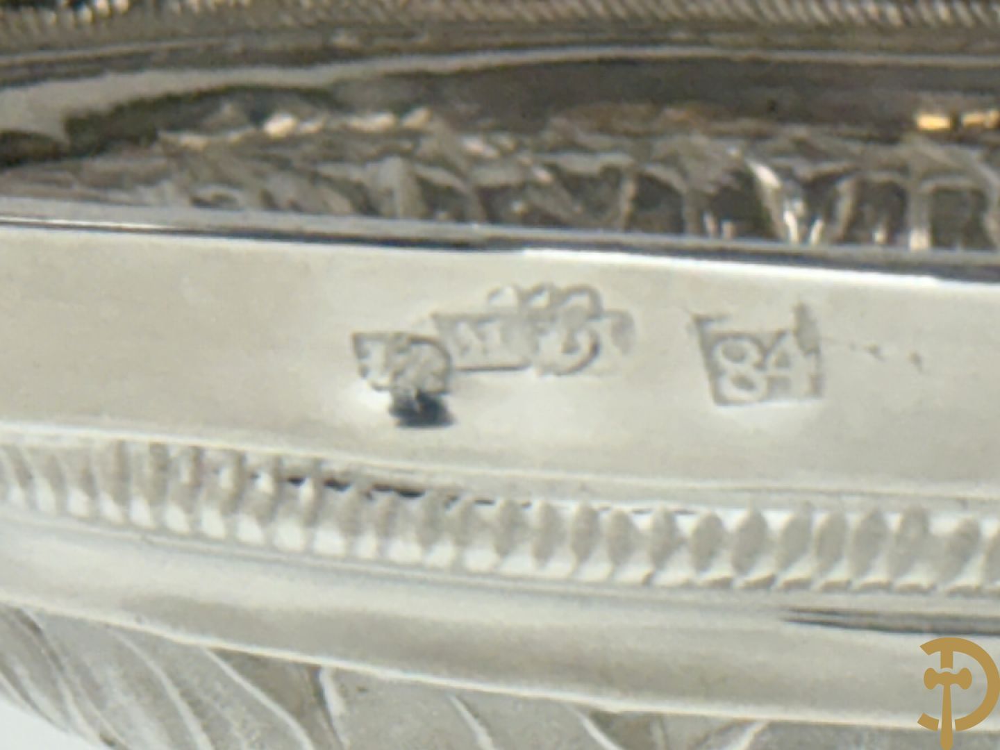Paar massief zilveren kandelaars met gestyleerd bloemenmotief, één ervan gemerkt met stempel van Jan Baptist Verberckt, andere kandelaar met verschillende stempels met o.a. Antwerpen 1784