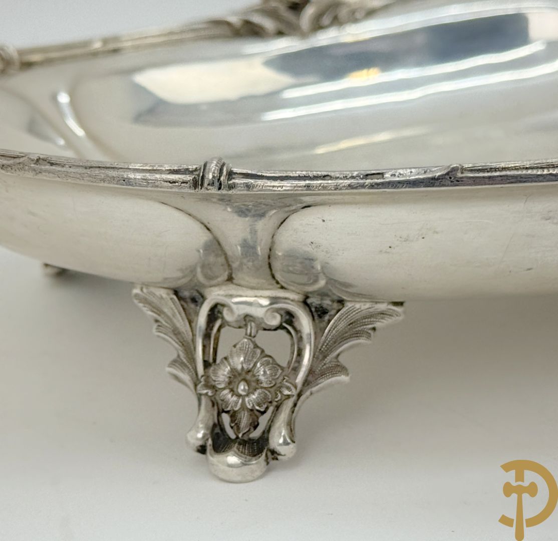 Massief zilveren coupe met accanthusranken en geciseleerd decor, op 4 elegante pootjes