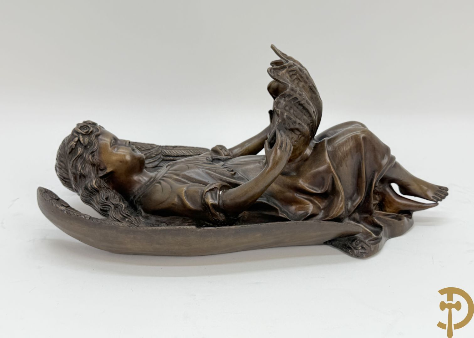 Bronzen wijwatervat van een engel dragende een rocailleschelp