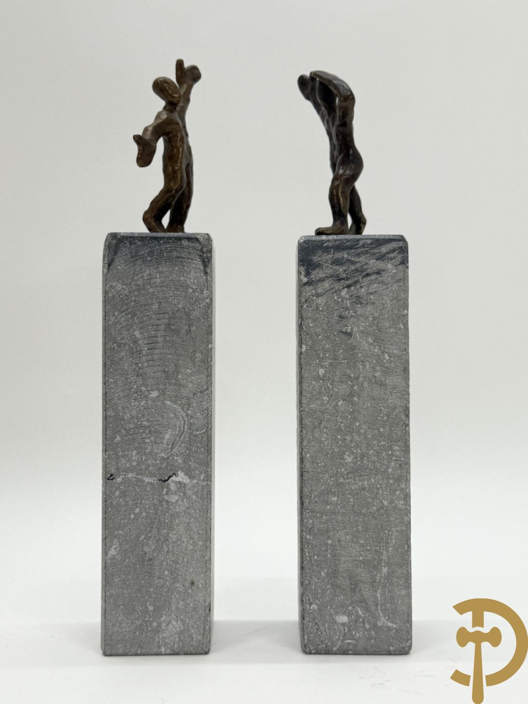 MEAN Fr. getekend (Francis) Paar bronzen sculpturen op arduinen sokkel