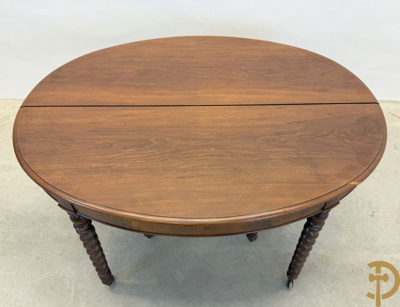 Massieve mahoniehouten Charles X tafel op 8 getorste en gespiegelde poten, midden 19e