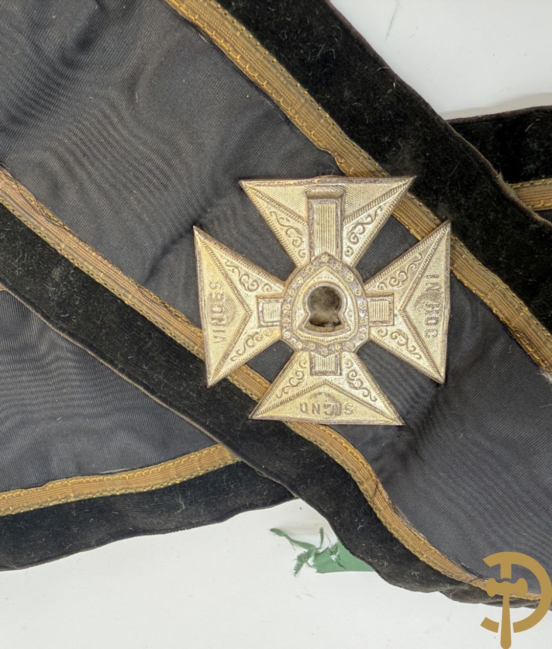 Zwarte steek hoed van de vrijmetselarij met veren bekleed en kruissymbool opzij, gemerkt The Petti Bone Bros. MFG.Co Cincinatti USA en bijhorende kraagband in box, gemerkt Signo Vinces in Hoc