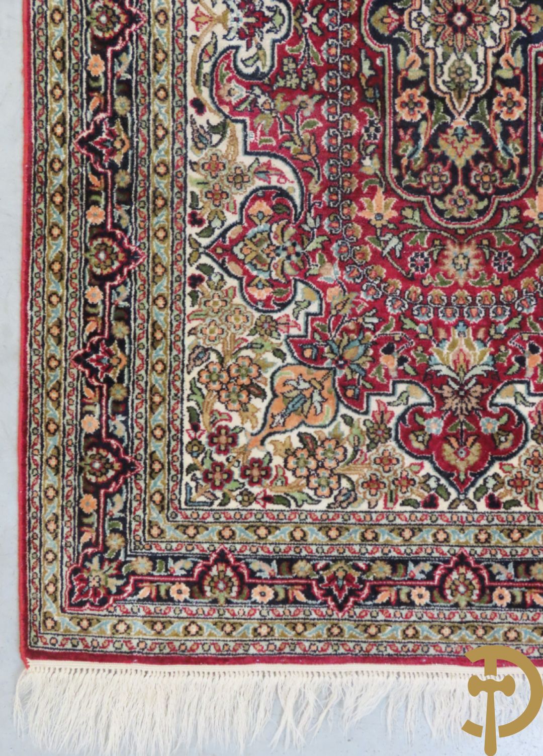 Oosters handgeknoopt tapijt met bloemenmotieven + Oosters handgeknoopt tapijt met geometrische motieven + Oosters handgeknoopt zijden tapijt met centrale fond en bloemenmotieven