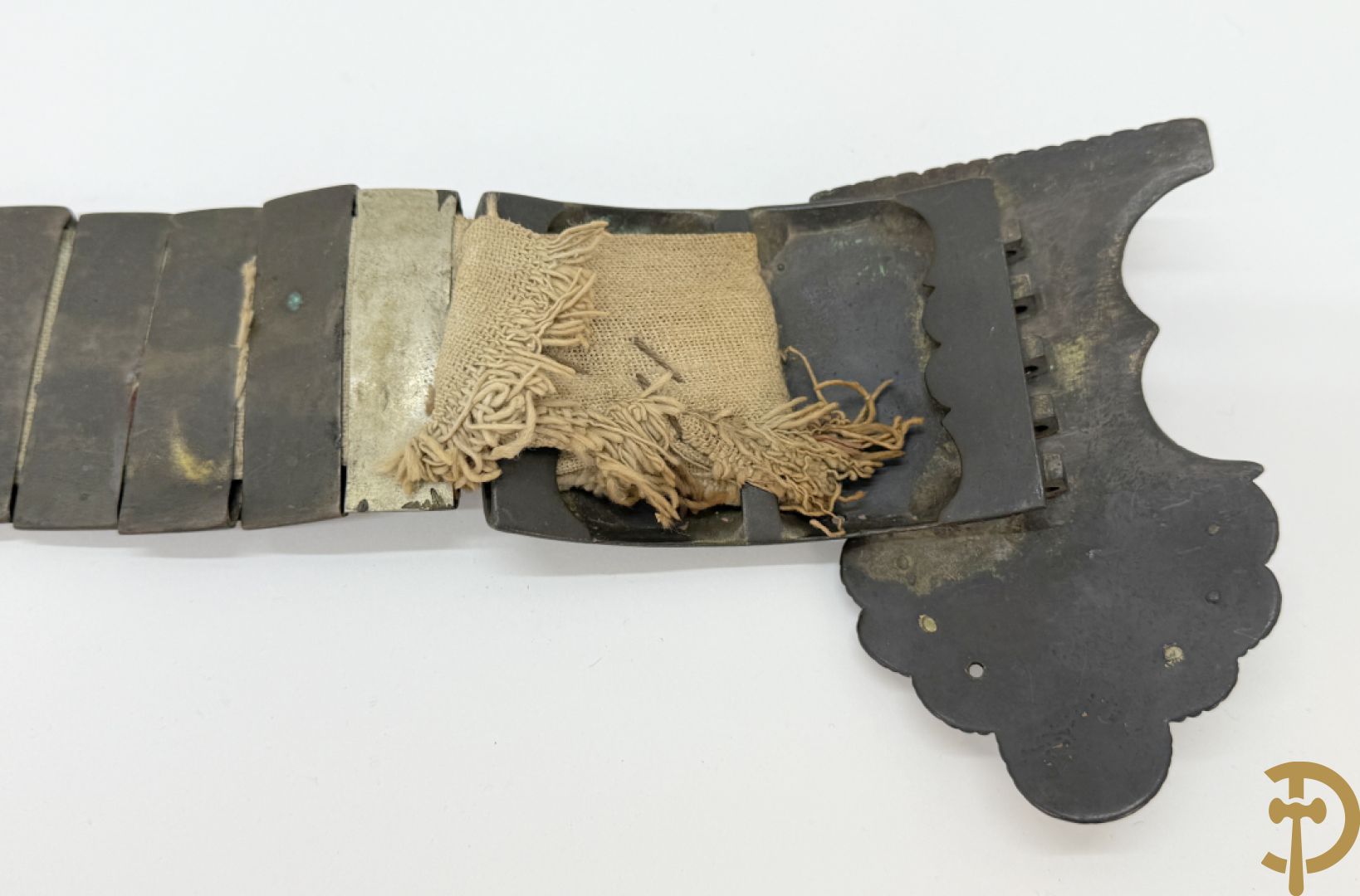Gekleurde metalen riem met koperen lemmetten en bronzen sluiting
