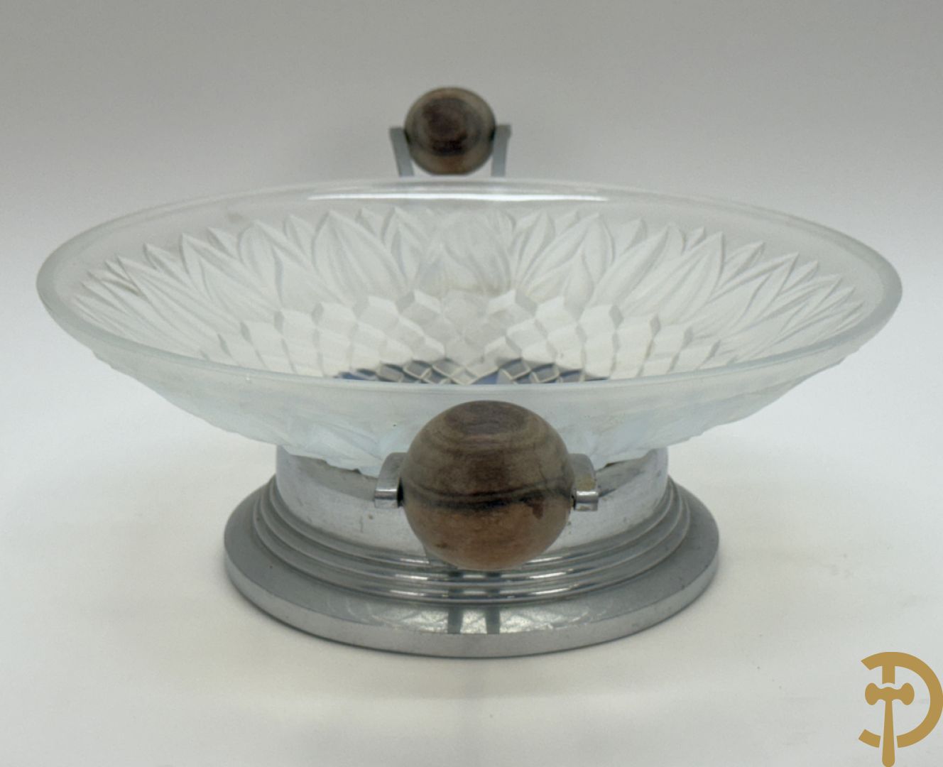 Art Deco schaal van pate de verre met bloemenmotief gevat in chromé houder + Art Deco coupe in pate de verre met bloemenmotieven gevat in chromé houder