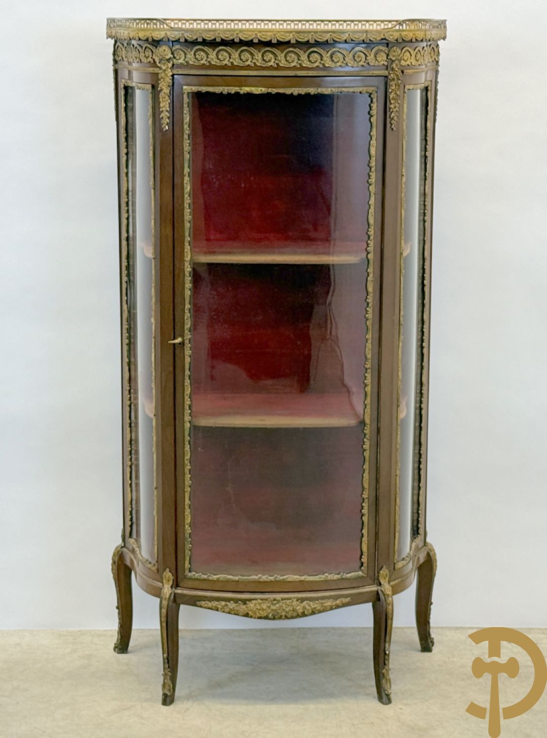 Notelaren vitrine bezet met bronsbeslag en gebogen ruitjes, bovenaan met marmeren blad
