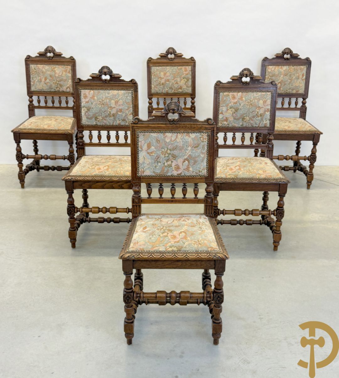 Massief eiken dolfijnetafel met knorrenlijst en leeuwenkoppen, Neo Renaissence stijl + 6 eiken stoelen met sculptuur
