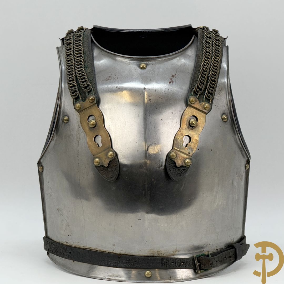 Frans metalen borststuk/ kuras voor de cavalerie met lederen riem en koperen stukken, Manufacture de Klingenthal 1828, 19e