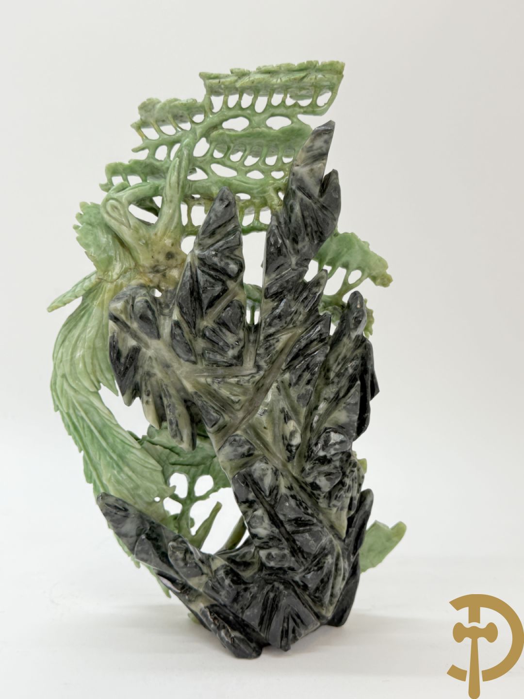 Sculptuur in speksteen van natuurtafereel met vogels en pioenrozen + speksteen sculptuur tafereel van 2 fo honden en vaas
