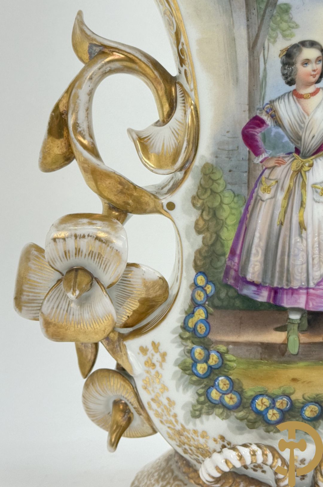 Paar Vieux Paris cornetvazen met handbeschilderd bloemendecor + Vieux Paris cornetvaas met decor van elegante dame