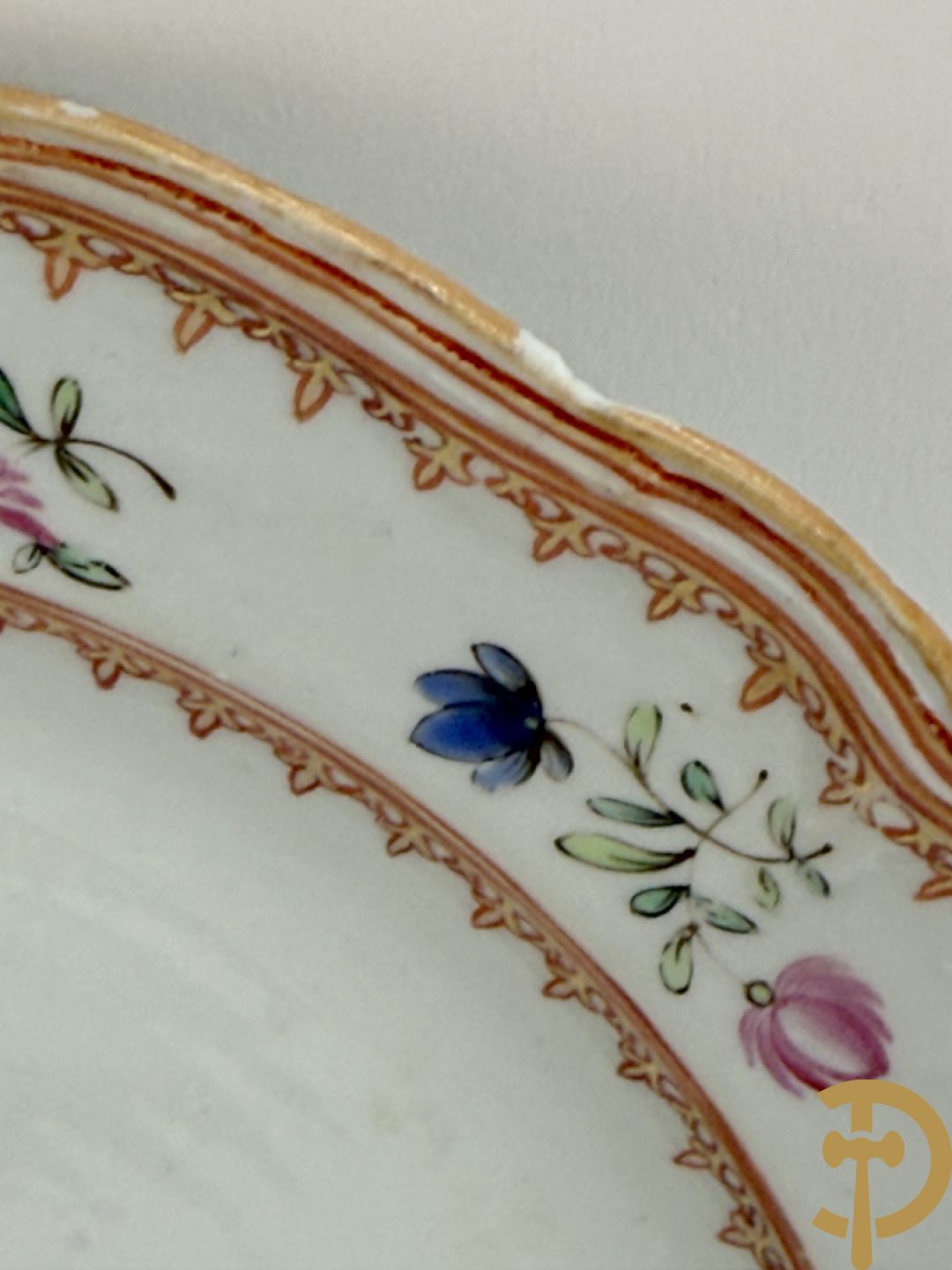 Negen Famille rose bordjes w.o. zes plat gekartelde, 1 diep gekartelde en 2 vlakke met bloementaferelen