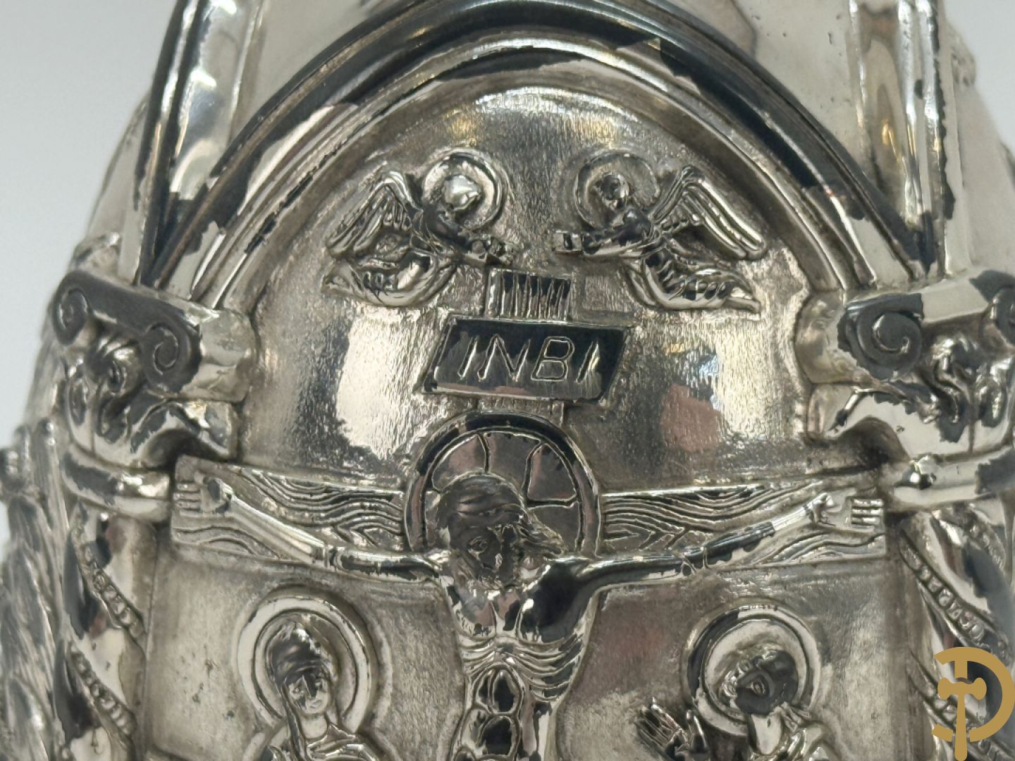 Grieks orthodox ei met 4 religieuse scènes met zilver bekleed.