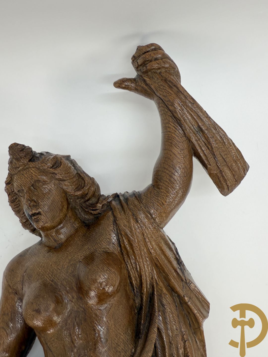Paar houtgesculpteerde engelen als fragmenten uit een groter geheel