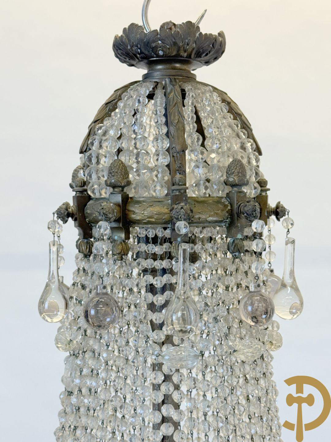 Grote bronzen kasteelluchter Sac-à-perles, Louis XVI stijl, met 5 armen telkens met 3 kaarsen