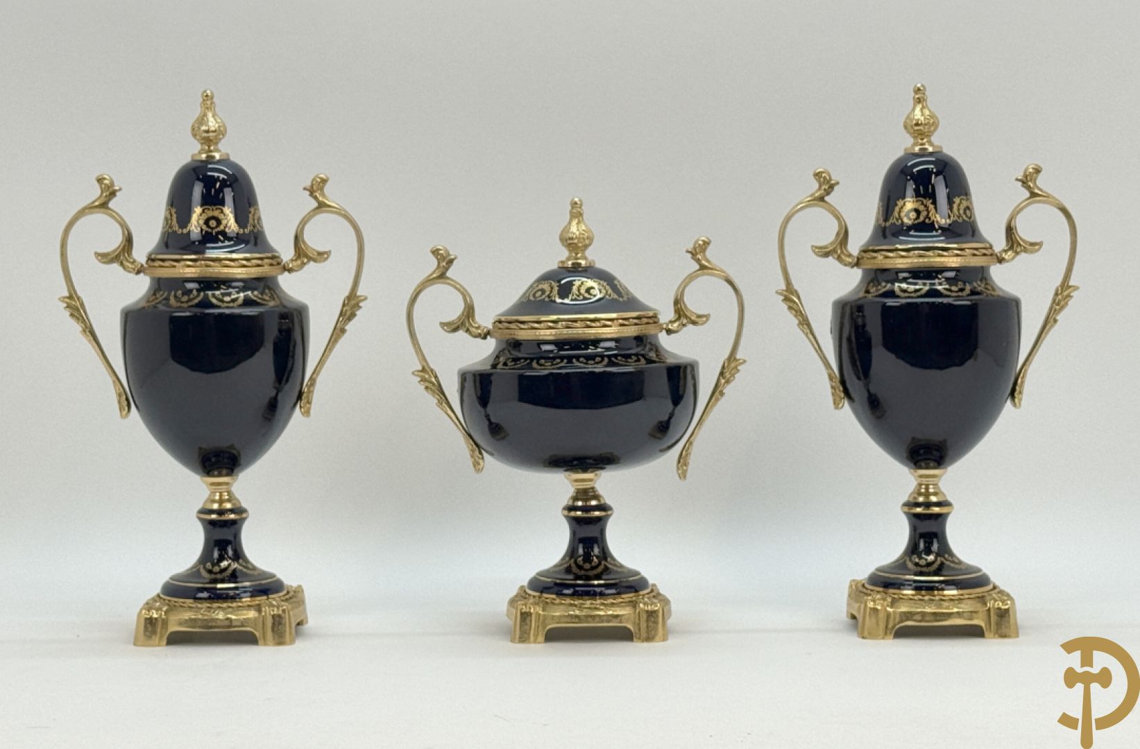Driestel Sèvres stijl bestaande uit paar dekselpotiches met koperen ornamenten en romantisch decalcomanie decor, Sèvres stijl+ dekselcoupe met Sèvres en romantisch decor