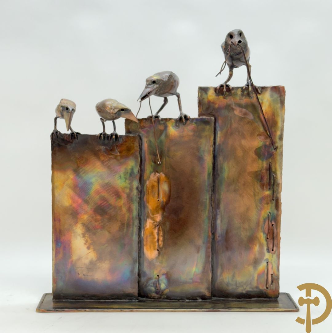 BEL J. getekend (Belaen Jean Pierre) Bronssculptuur met 4 vogels op schutting