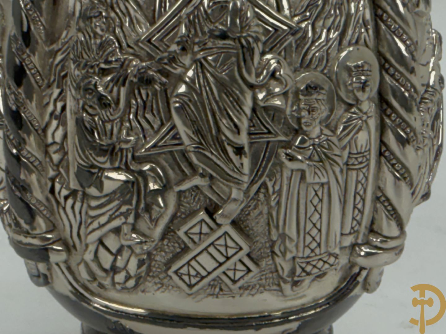 Grieks orthodox ei met 4 religieuse scènes met zilver bekleed.