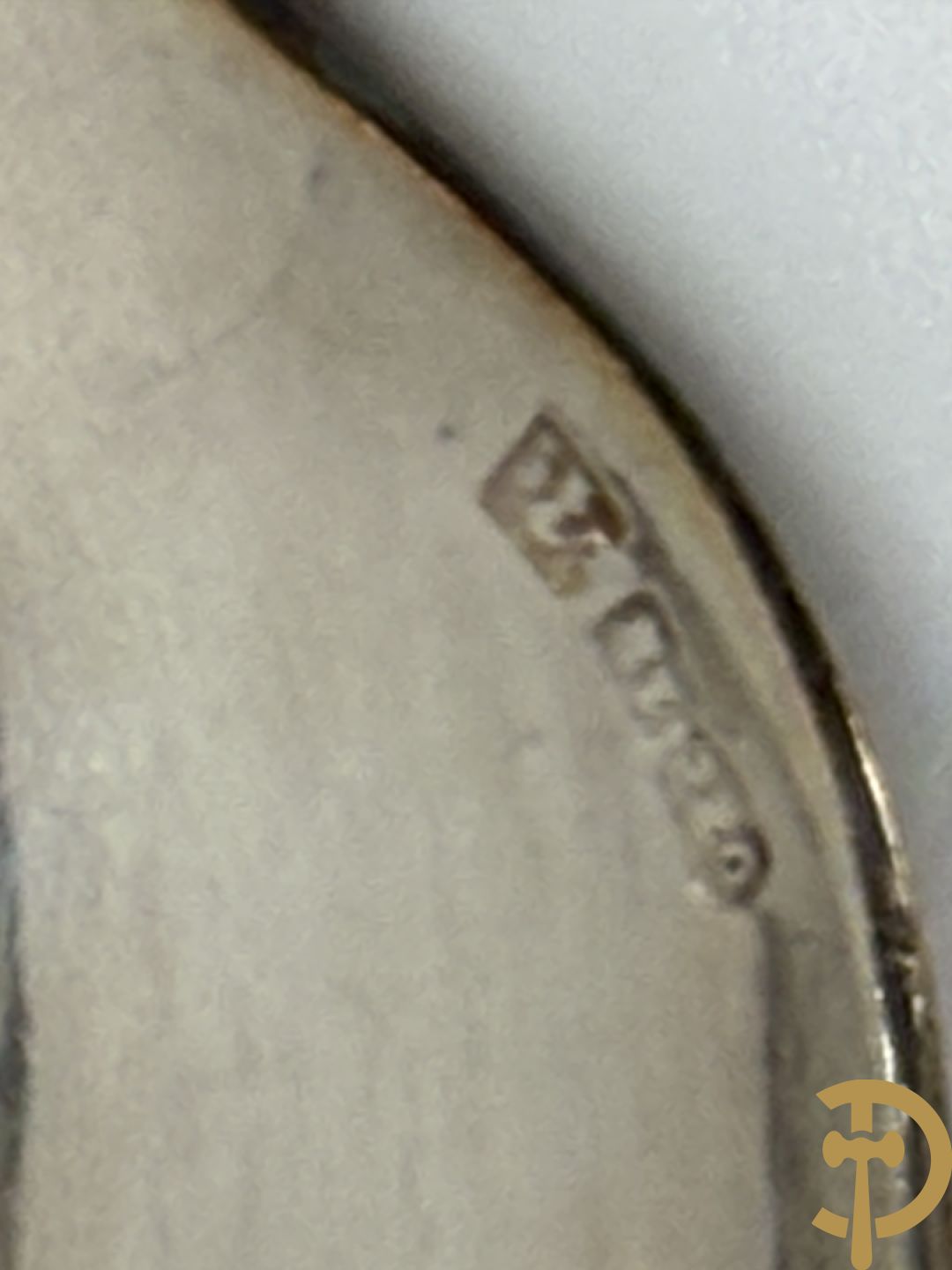 Verzilverd Louis XV bestek Christofle bestaande uit 12 kreeftvorken, 12 vismessen, 12 ijslepels, 3 vorken, 3 lepels, 3 dessertlepels en 3 koffielepels + 8 verzilverde Louis Philippe lepels, 6 verzilverde Louis Philippe vorken + 2 verzilverde vorken + verzilverd mes