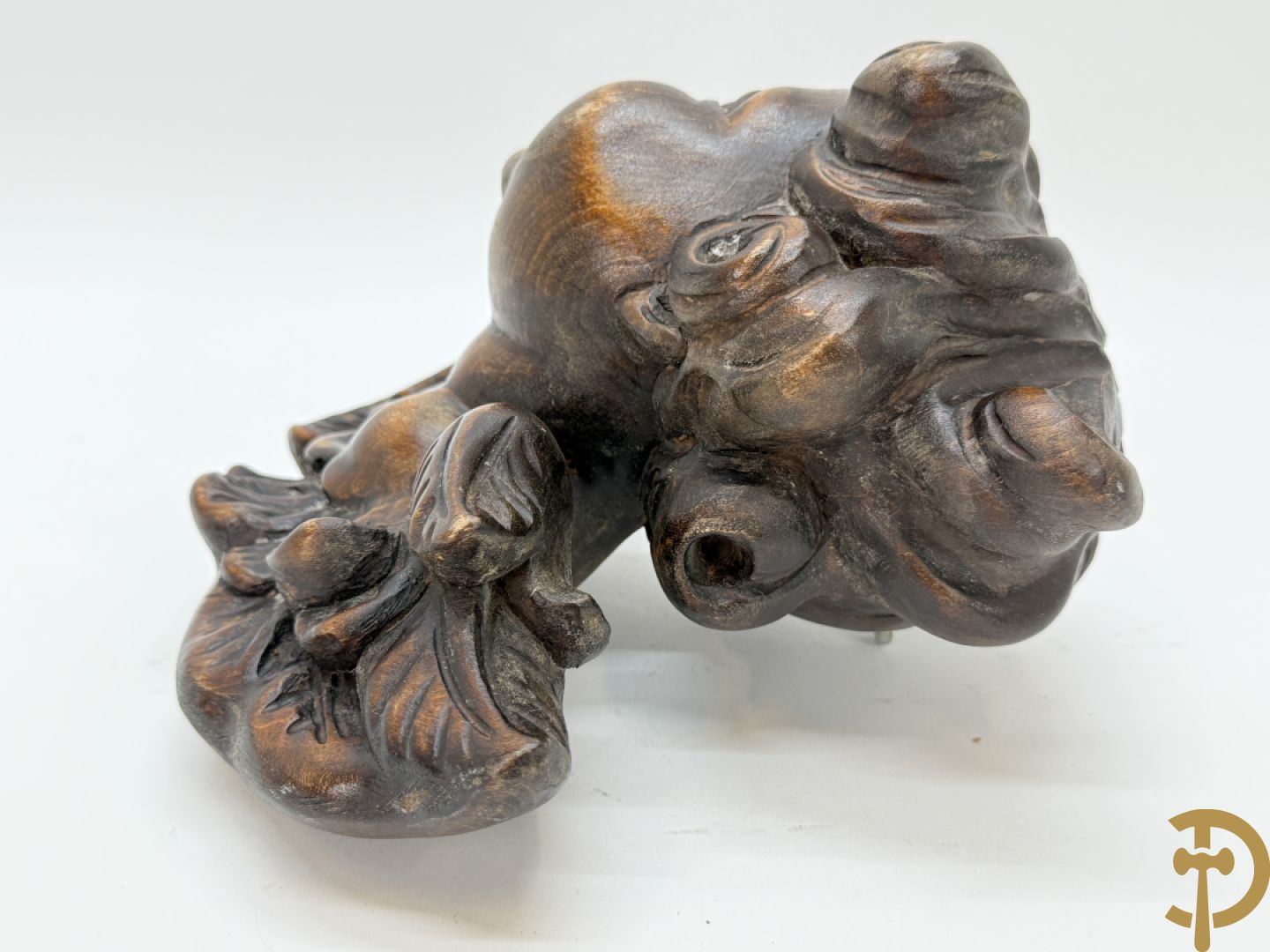 Houtsculptuur van gepolychromeerd engelenhoofd + engelenhoofd + sculptuur van accanthusrank