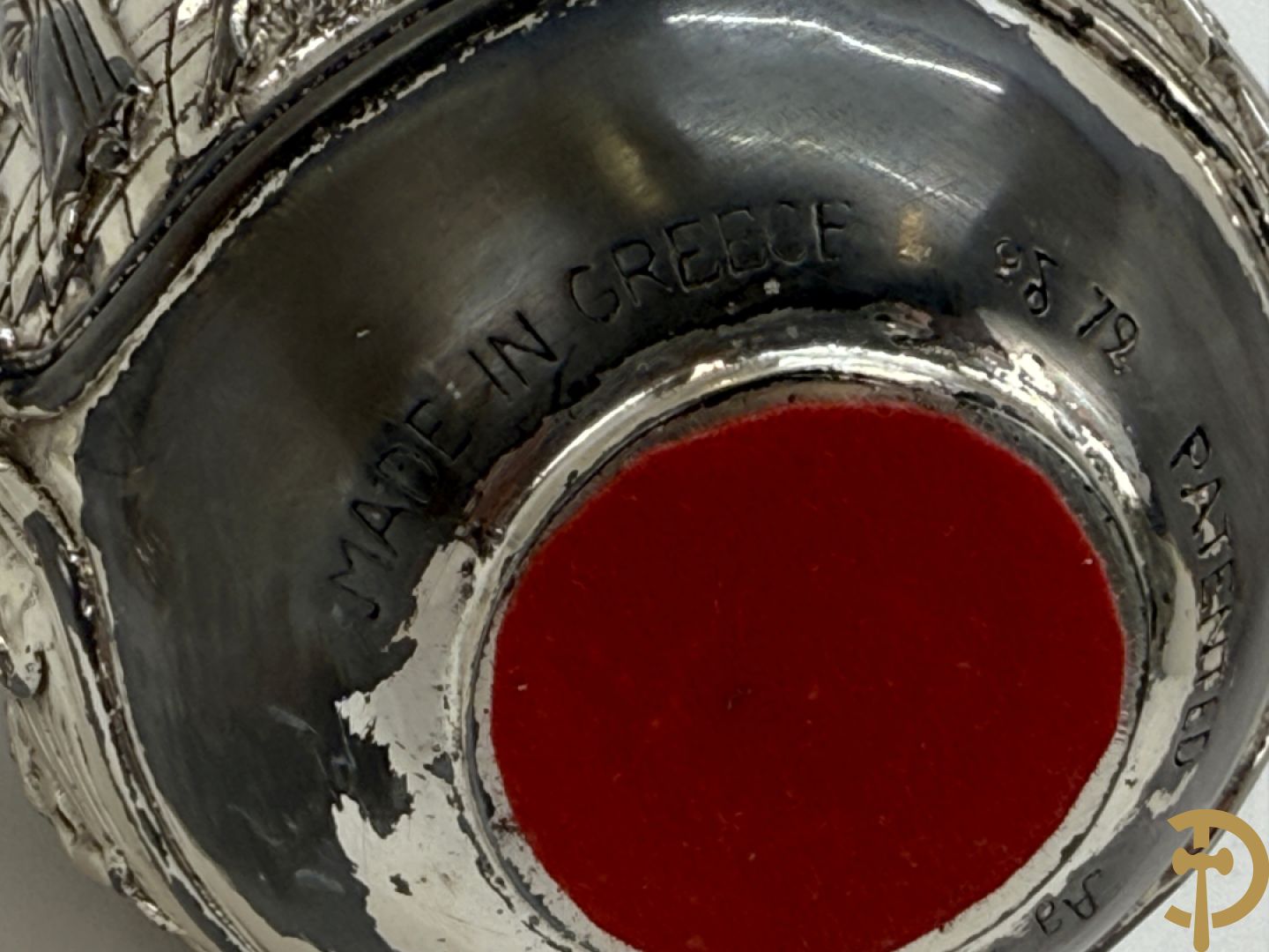 Grieks orthodox ei met 4 religieuse scènes met zilver bekleed.
